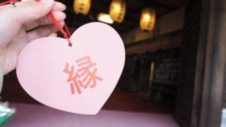 神社の縁結び札