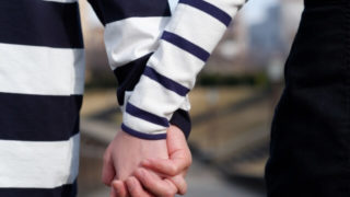 手を繋ぐカップル