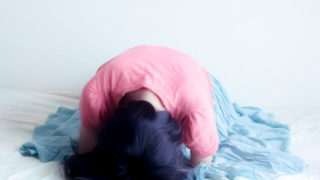 ショックで落ち込む女性